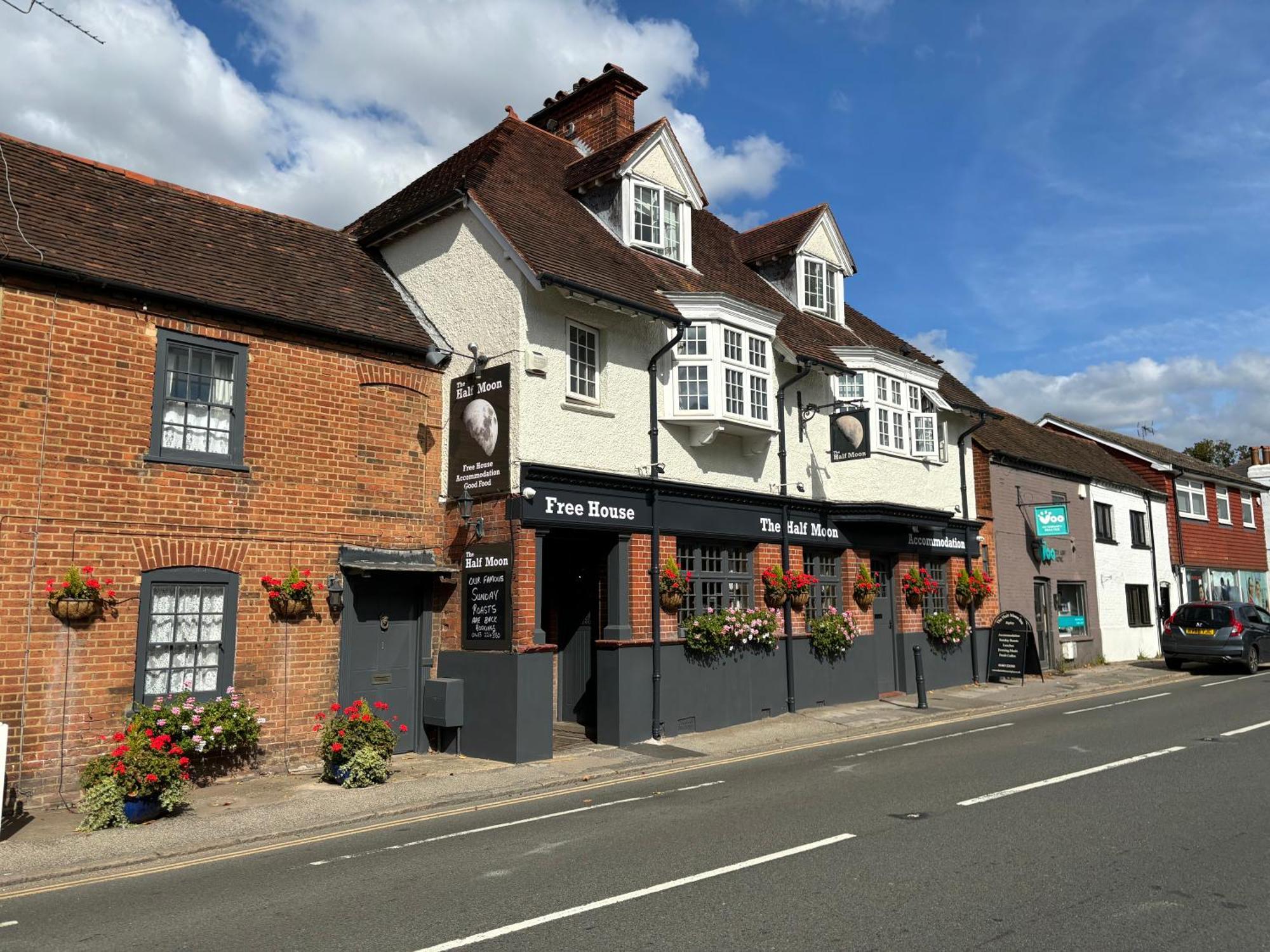 The Half Moon Inn Woking Zewnętrze zdjęcie